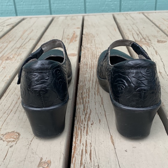 embossed roses black Mary Janes - Picture 5 of 13